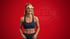 Lächelnde Frau in Sportkleidung läuft auf einem Laufband, mit Fitness-Trackern am Handgelenk.