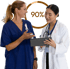 Zwei Frauen in medizinischer Kleidung, eine Krankenschwester und eine Ärztin, unterhalten sich vor einem Kreisdiagramm mit "90%".