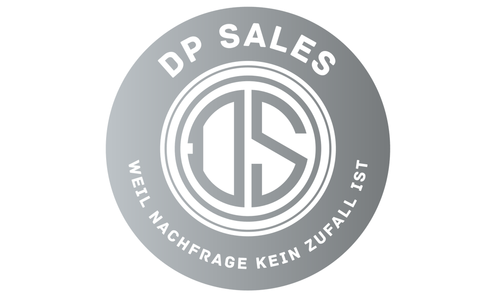 Graues, kreisförmiges Logo mit "DP SALES" oben und "WEIL NACHFRAGE KEIN ZUFALL IST" unten.