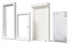 Vier weiße Fenster und Türen, darunter ein Rollladen und eine Balkontür.