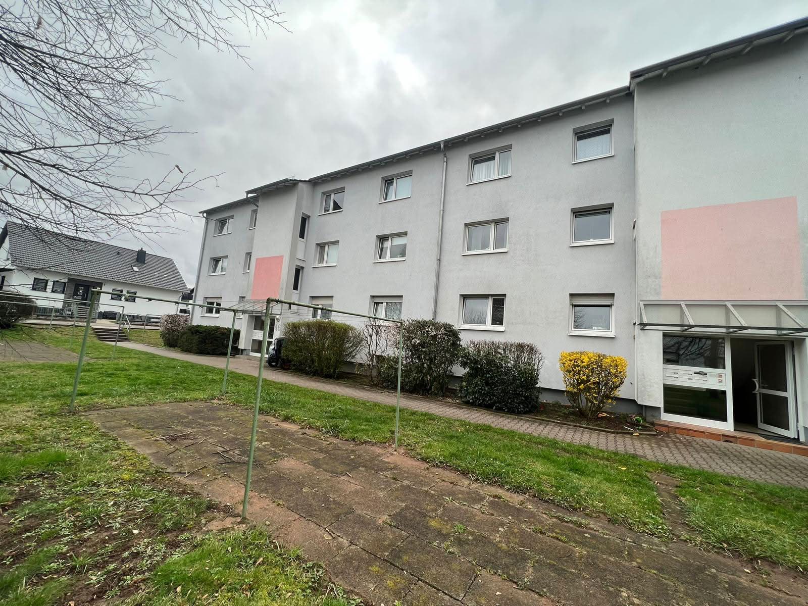Wohnanlage Miesau, gestaffelter Baukörper mit Hauseingängen