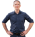 Michael Hohenwarter mit dunklem Hemd und Jeans steht mit den Händen in den Hüften.