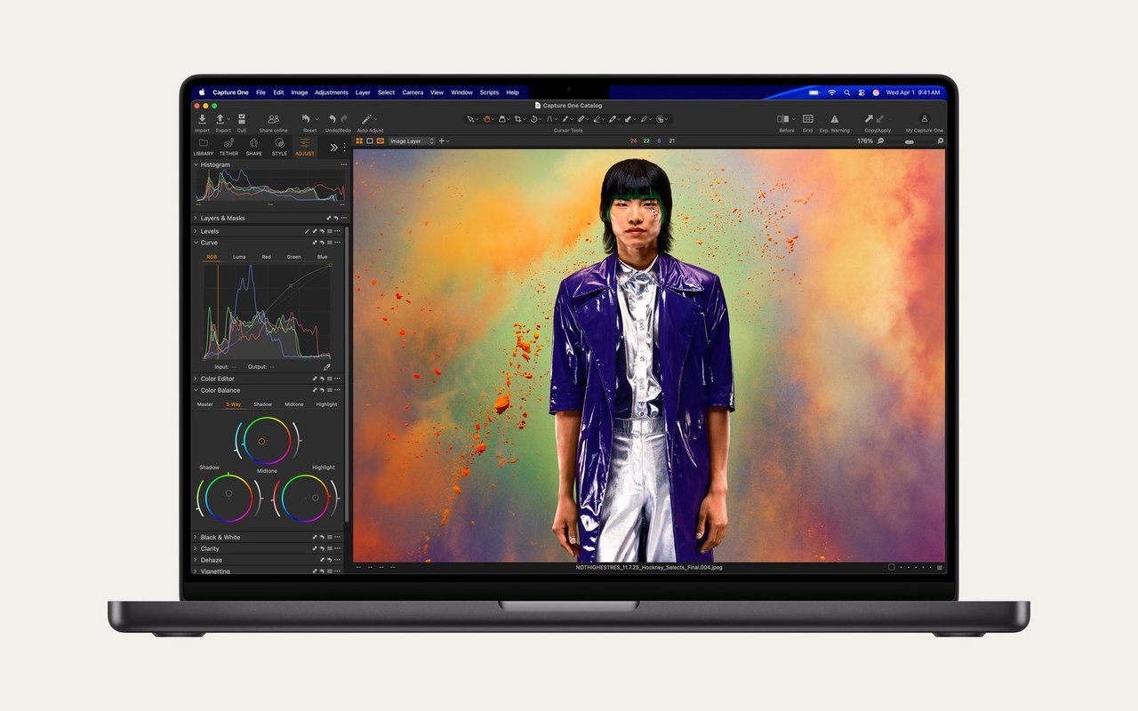 MacBook Pro mit geöffneter Bildbearbeitung und einem farbigen Porträt auf dem Bildschirm