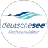 Deutschesee Fischmanufaktur Logo, blauer Fisch über dem Schriftzug "deutschesee" und "Fischmanufaktur".