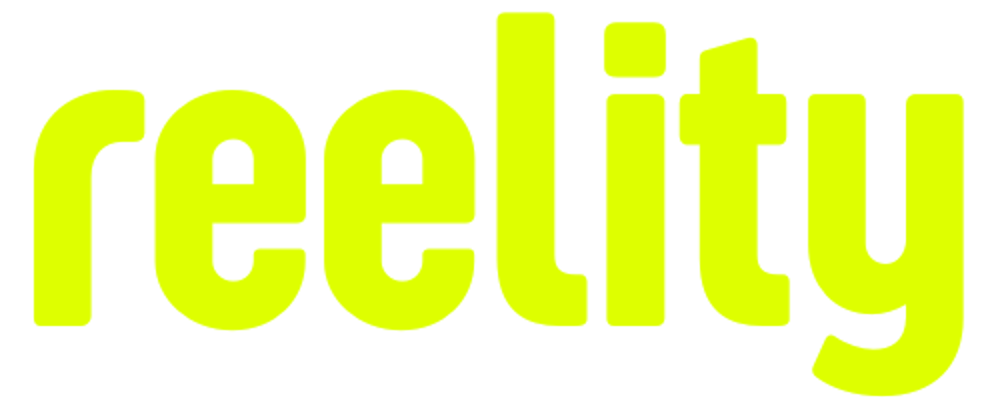 Neon-gelber Schriftzug "reelity" auf dunkelgrünem Hintergrund.