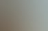 Zwei junge Menschen sitzen an einem Fensterplatz in einem modernen Lernbereich, einer schreibt in ein Notizbuch.