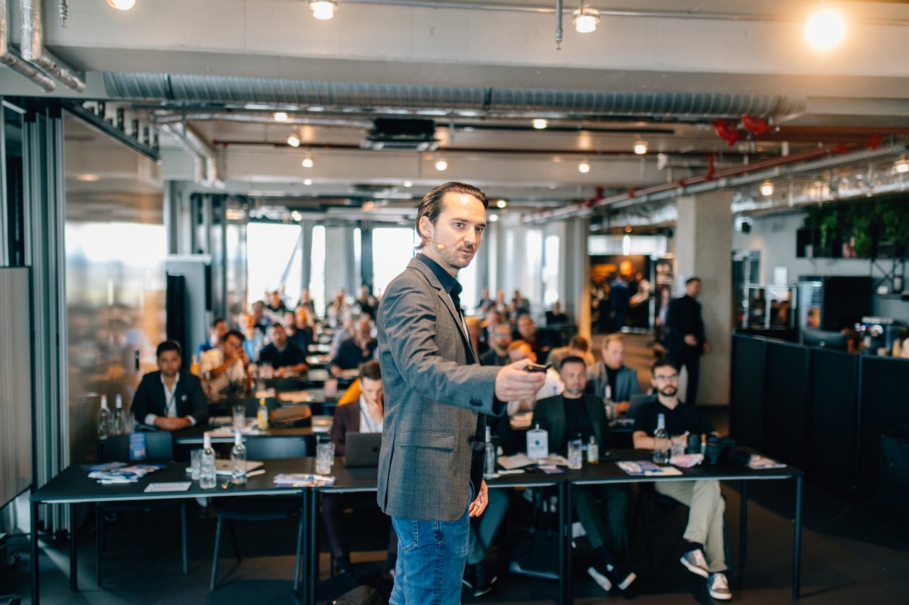 Daniel Rakus hält einen Vortrag über Google Ads vor Publikum