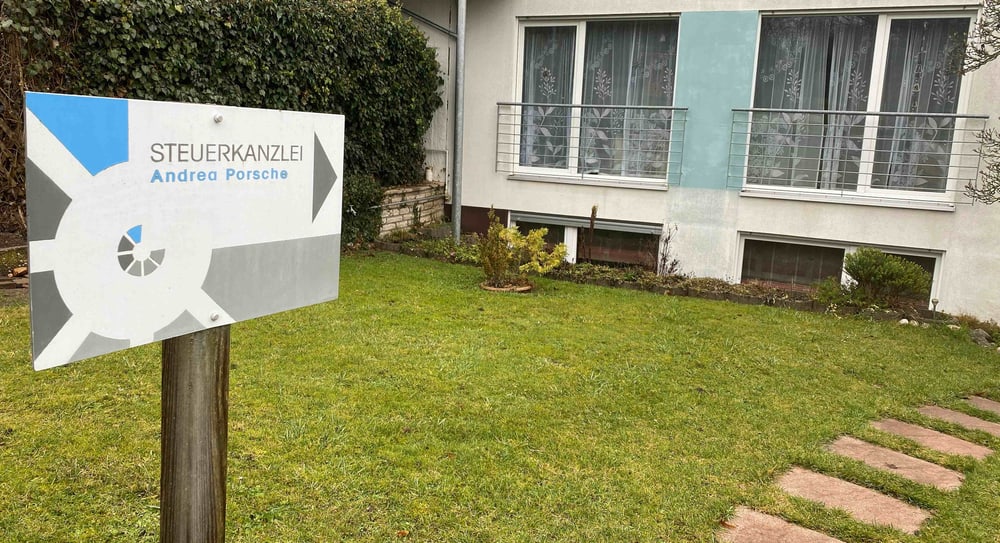 Logo Beck Steuerberatungsgesellschaft mit zwei überlappenden Kreisen in Hellblau und Lila.