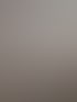 Weiße Similasan Regenschirme mit rotem Logo stehen vor einer Wand mit Gräser-Motiv und Holzboxen.