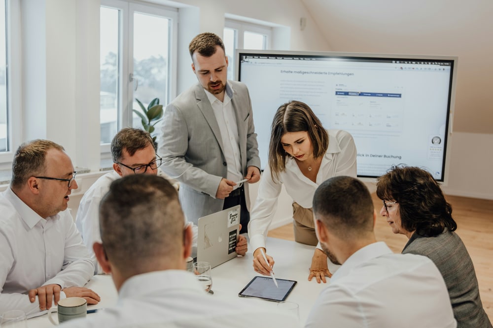 Beratungsgespräch im Büro von Goldberg & Partner Immobilien in Korbach