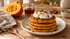 Kürbis-Pancakes mit Skyr, Ahornsirup und Kürbiskernen