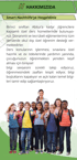 Eine lächelnde Lehrerin steht hinter einer Gruppe strahlender Schulkinder, die Daumen hoch zeigen.