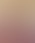 Frau mit pinken Federohrringen und gemusterter Bluse, lächelt in die Kamera.