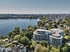 5-Sterne Luxus Hotel The Fontenay in der Hamburger Innenstadt, direkt an der Außenalster. Umgeben von anderen Gebäuden, Wasser und vielen grünen Bäumen.
