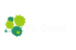 Grüner Traktor mäht ein Feld mit hohem Gras unter bewölktem Himmel.