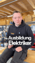 Ein Mann in schwarzem Hoodie und Arbeitshose sitzt, über ihm der Text "Ausbildung als Elektriker".