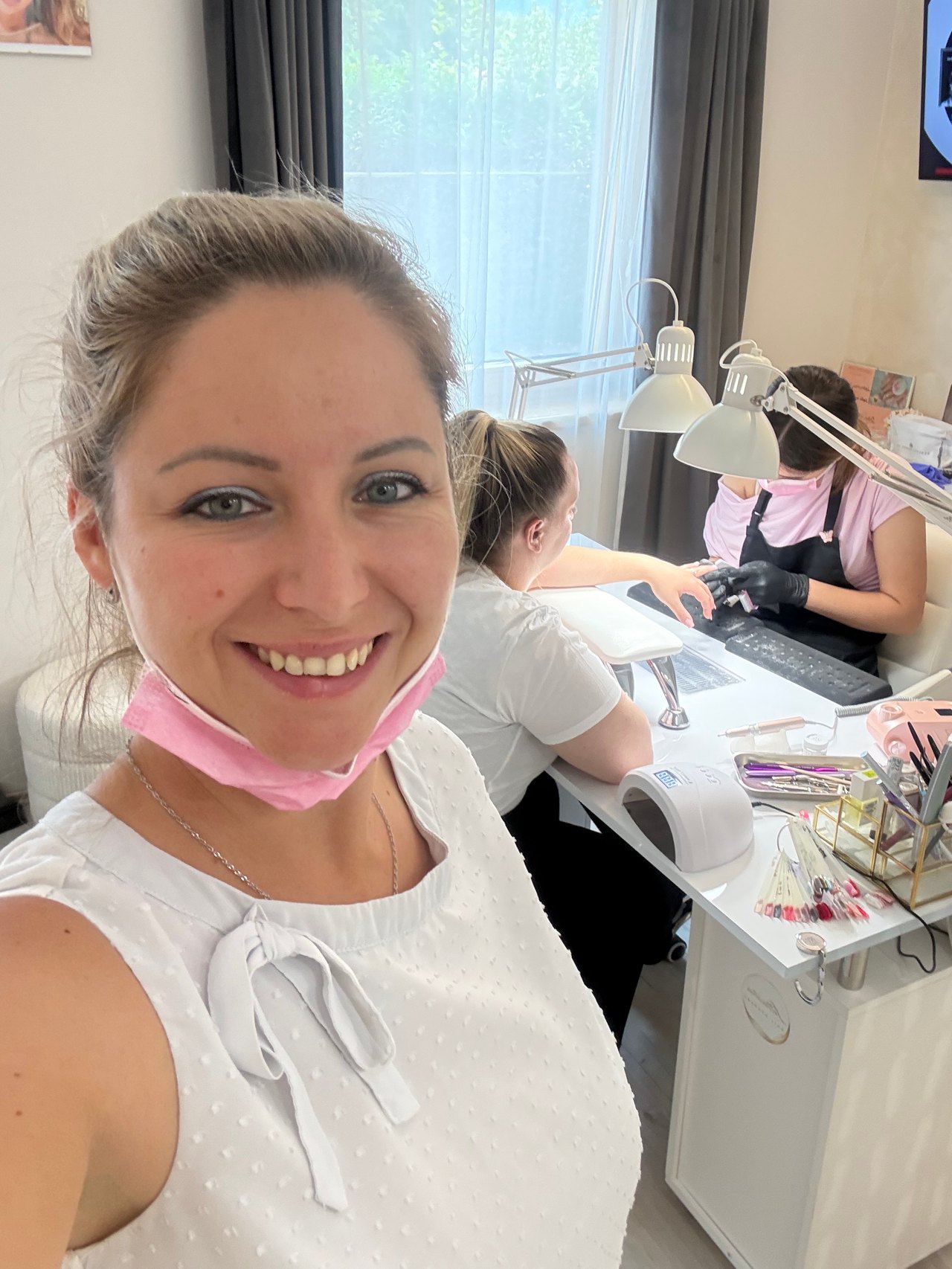Hana Lattenstein bei einer Nageldesign-Schulung der Lattenstein Nail Academy in Seeboden