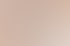 Ein ausgeschalteter Flachbildfernseher hängt an einer beige-weiß gestreiften Wand.