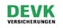 Grüner „DEVK“ Text über schwarzem „VERSICHERUNGEN“ Text auf weißem Hintergrund.