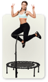 Eine lächelnde Frau in Sportkleidung springt auf einem schwarzen Trampolin und macht ein V-Zeichen mit beiden Händen.