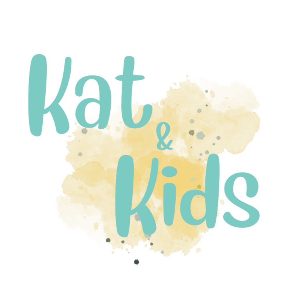 Text „Kat & Kids“ in Türkis auf einem gelben, aquarellartigen Fleck mit grauen Sprenkeln.