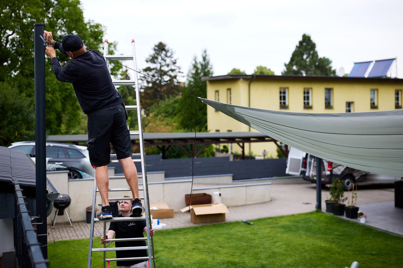 Montageteam bei der Arbeit auf der Baustelle