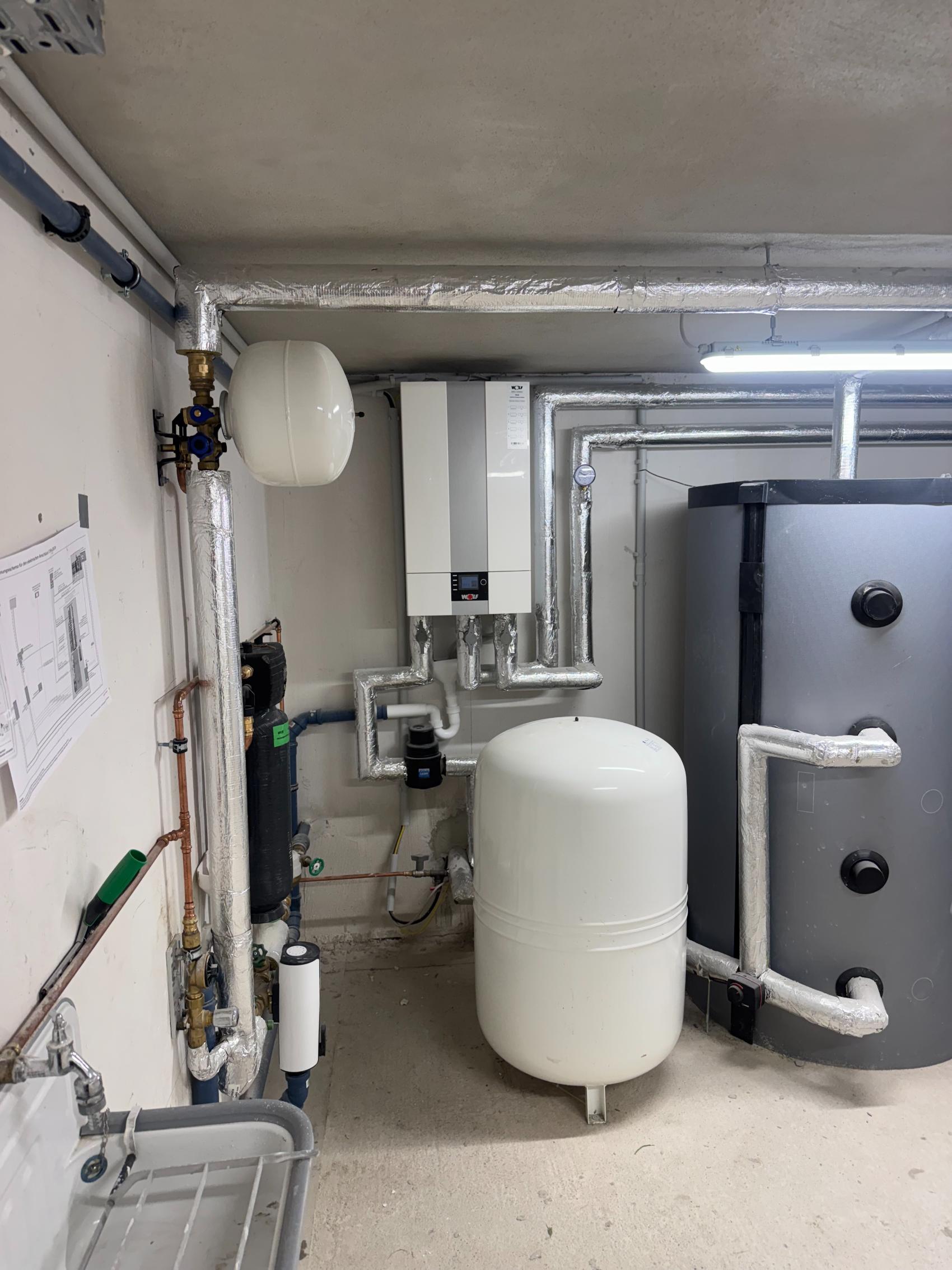Fertig installierte Heizungstechnik mit Speicher und Ausdehnungsgefäß