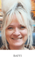 Lächelnde Frau mit blonden Haaren im Dutt und Pony; Text "BAFFI" unten.