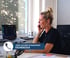 Frau telefoniert am Schreibtisch neben Laptop; Text: Jetzt anrufen & bewerben 0524692310.