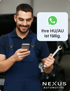 Alt-Text: Servicemitarbeiter im Autohaus nutzt WhatsApp zur Prozess-Automation und verbessert die Kundenzufriedenheit.