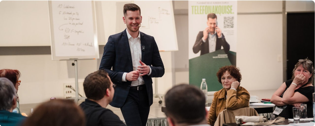 Tim Steininger mitten im Publikum des Sales-Day