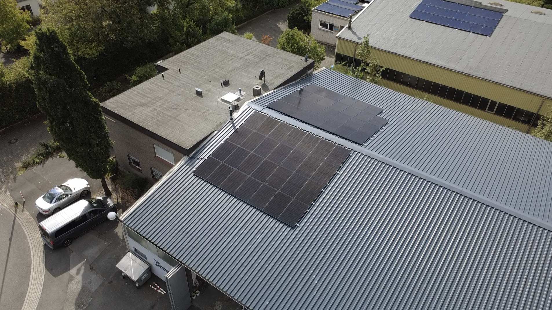 Gewerbehalle mit fertiger Photovoltaikanlage aus der Luft