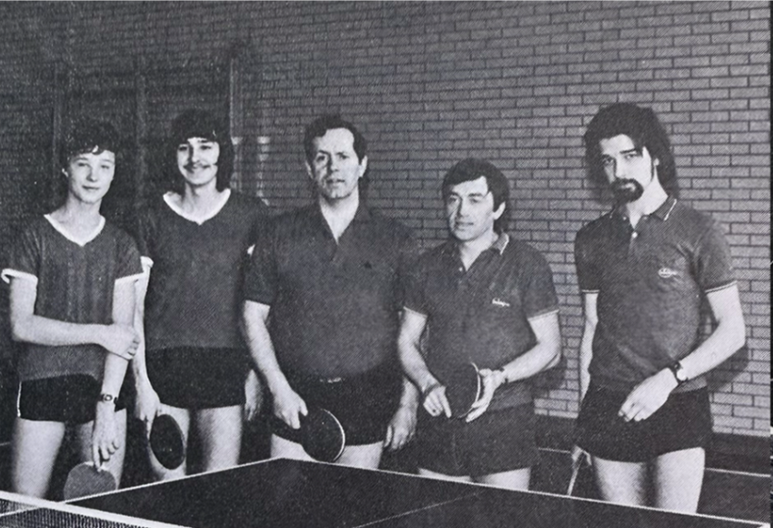 Zwei Spieler an einer Tischtennisplatte