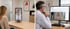 Ein Kiosk und ein Smartphone zeigen eine Zeichentrickärztin in einer Klinik.