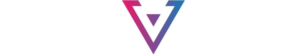 „MADE BY TRINITY“ in Weiß mit einem stilisierten V-Logo in Pink-Blau-Verlauf.