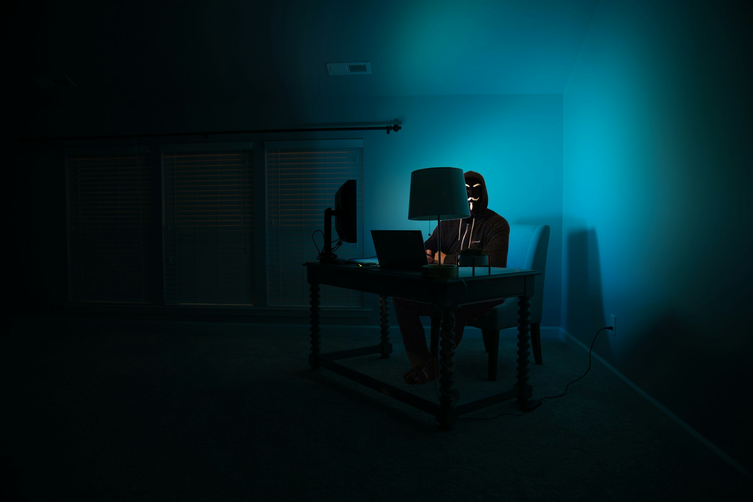 Person arbeitet konzentriert am Laptop