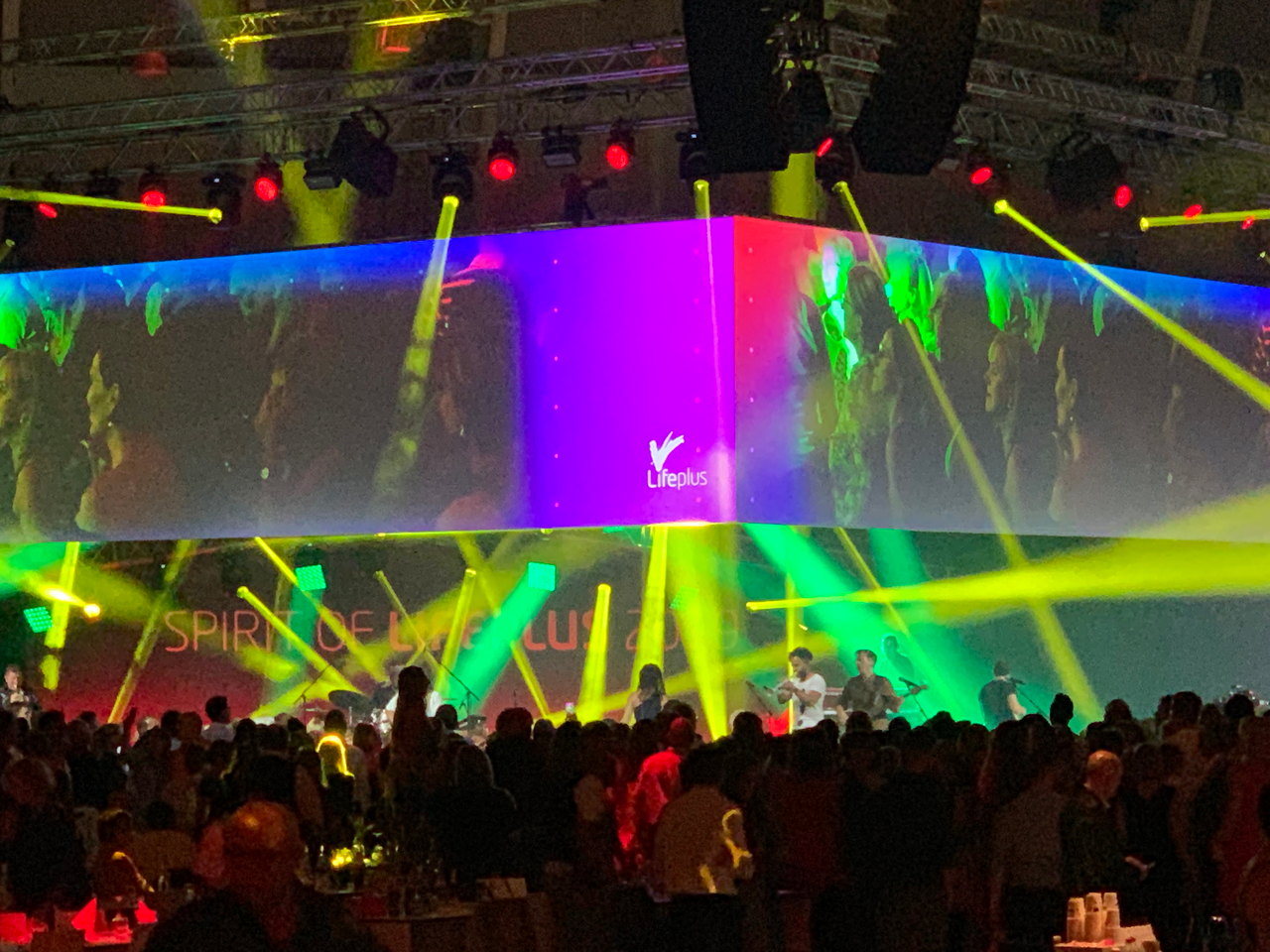 Lichtshow mit farbigen Beams über dem Publikum