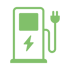 Grüne Ladestation für Elektrofahrzeuge mit Blitzsymbol und angeschlossenem Ladekabel.
