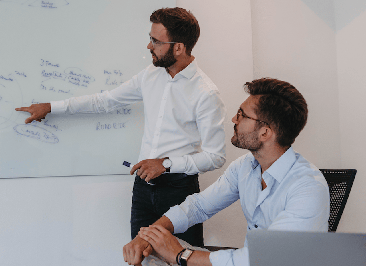 Tim Schmaddebeck im persönlichen Austausch am Whiteboard