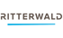 RITTERWALD-Logo in braunen Großbuchstaben über einem blauen horizontalen Balken auf dunkelgrünem Hintergrund.