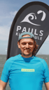 Kitelehrer Thees mit Cap vor der Pauls Kiteschule Flagge und dem Meer in Brouwersdam