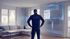 Techniker mit "L.Alimi Smart Cooling" Shirt betrachtet ein Augmented-Reality-Display einer Klimaanlage im Wohnzimmer.