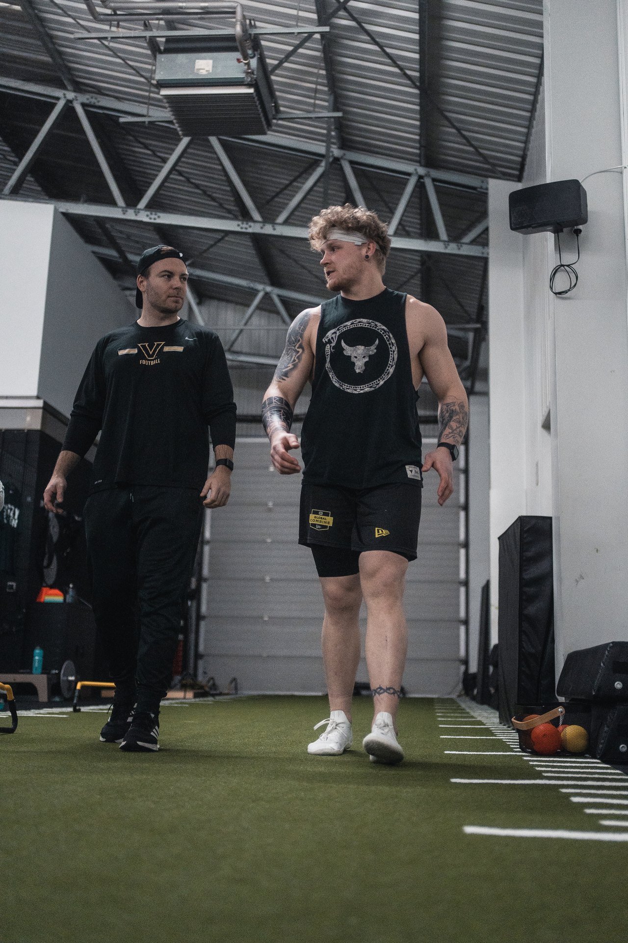 Athleten im Training in der Krafthalle Köln