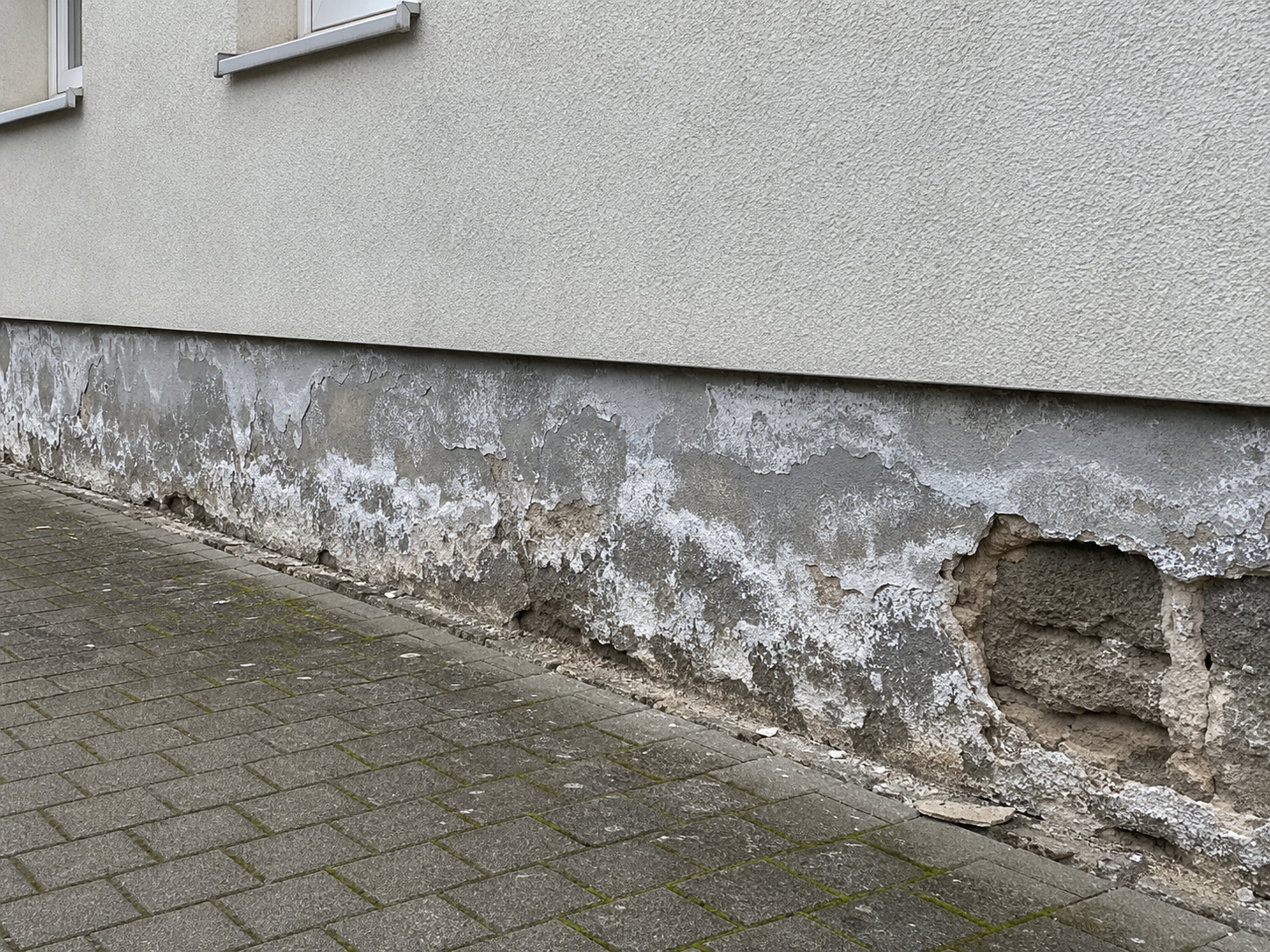 Beschädigter Sockel oder feuchte Außenwand