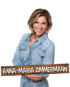 Lächelnde Anna-Maria Zimmermann in Jeansjacke vor schwarzem Hintergrund mit Namenszug auf einem Holzschild.