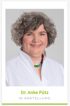 Porträt von Dr. Anke Pütz mit grauen Locken, weißer Bluse und bunter Perlenkette vor grauem Hintergrund.