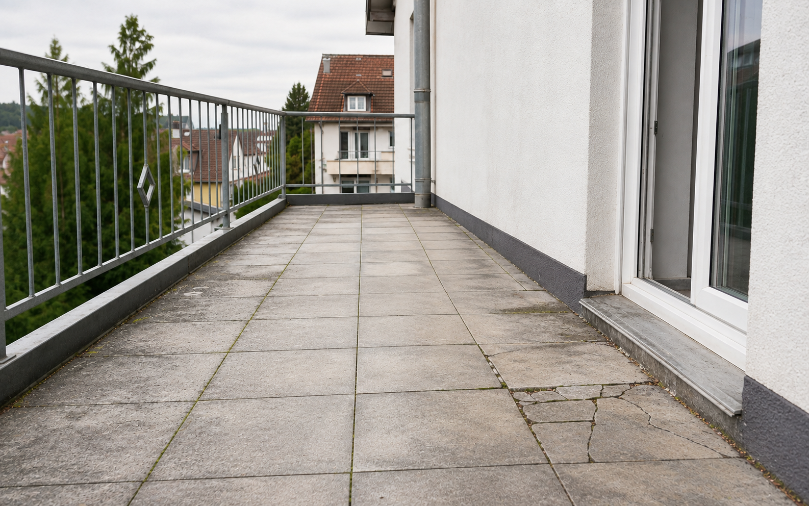 ECHTES PROJEKTFOTO SPÄTER EINFÜGEN: geschädigter Balkon vor Beginn der Arbeiten