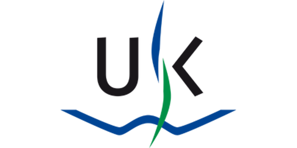 Logo mit schwarzem "UK", blauem Wellenmuster unten und grünen/blauen vertikalen Streifen.