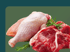 Rohes Hähnchenbein und ein Stück marmoriertes Rindfleisch mit frischem Rosmarin auf grünem Hintergrund.