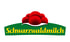 Schwarzwaldmilch Logo mit Bollenhut, gelbem Schriftzug auf grünem Grund und dem Slogan Erfrischend echt.